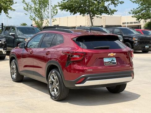 Used 2025 Chevrolet Trax LT w/ LT Convenience Package FWD image 6