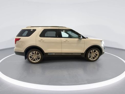 Used 2016 Ford Explorer XLT w/ Equipment Group 202A image 9