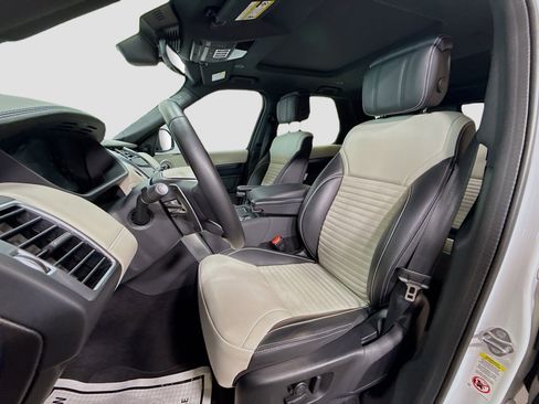 Used 2024 Land Rover Discovery Metropolitan Edition image 13