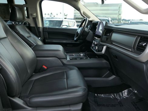 Used 2024 Ford Expedition XLT image 32