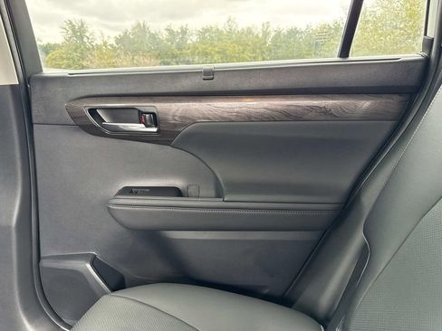 Used 2023 Toyota Highlander Limited image 15