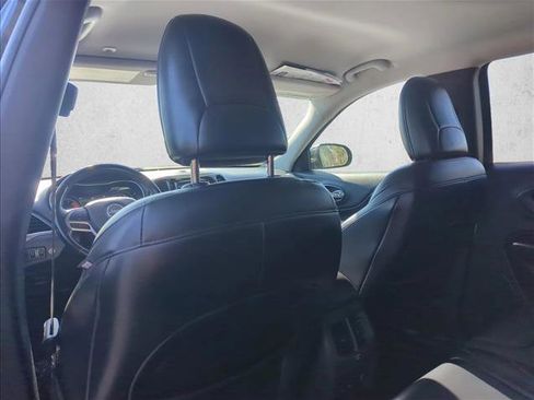 Used 2019 Jeep Cherokee Limited image 20