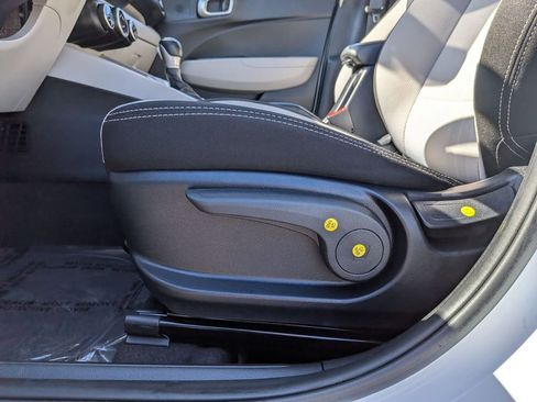 Used 2025 Hyundai Venue SEL FWD image 16