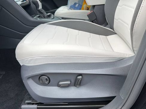 New 2026 Volkswagen Taos SE FWD image 16