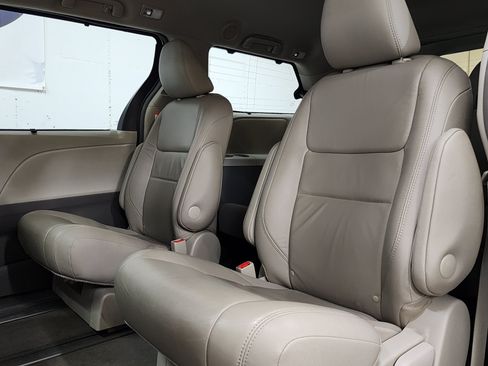 Used 2017 Toyota Sienna XLE Premium AWD/4WD image 17