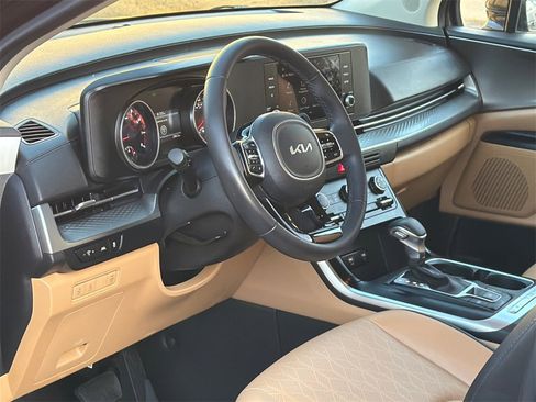 Used 2023 Kia Carnival LX image 14