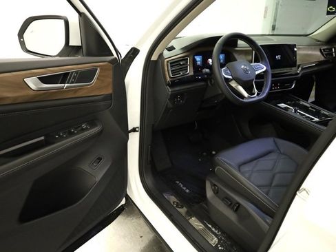 New 2026 Volkswagen Atlas SE image 9