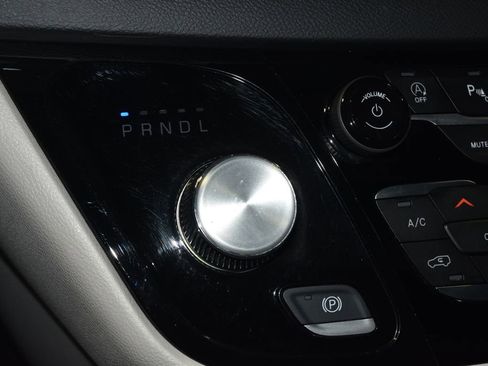 Used 2023 Chrysler Pacifica Touring-L FWD image 14