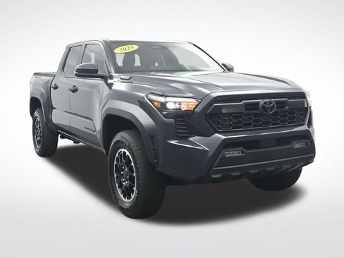 Used 2025 Toyota Tacoma TRD Off-Road w/ TRD Off Road Upgrade Package AWD/4WD image 3