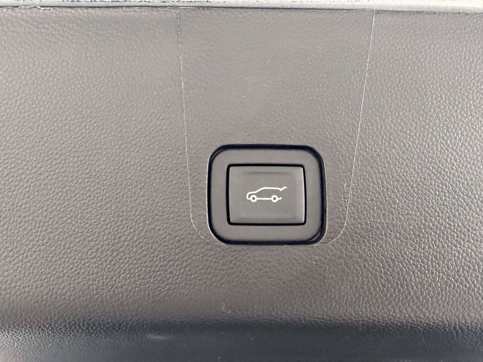 Certified 2023 Chevrolet Traverse Premier w/ Redline Edition AWD/4WD image 9