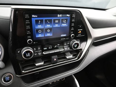 Used 2021 Toyota Highlander XLE AWD/4WD image 22