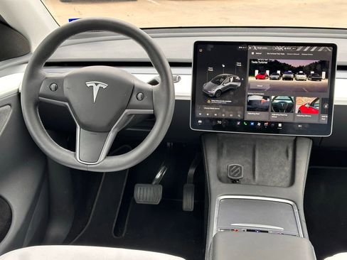 Used 2024 Tesla Model Y Long Range image 17