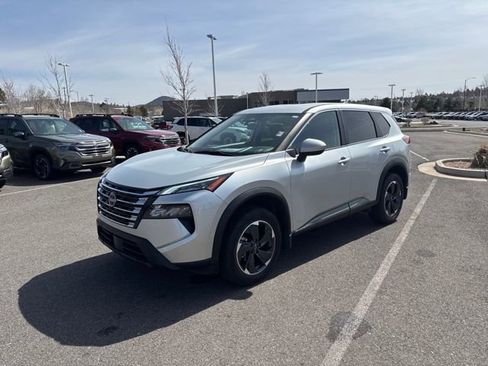 Used 2024 Nissan Rogue SV image 7