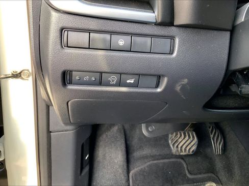 Used 2023 Nissan Rogue SV w/ SV Premium B Package image 33