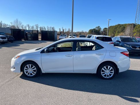 Used 2018 Toyota Corolla LE image 6