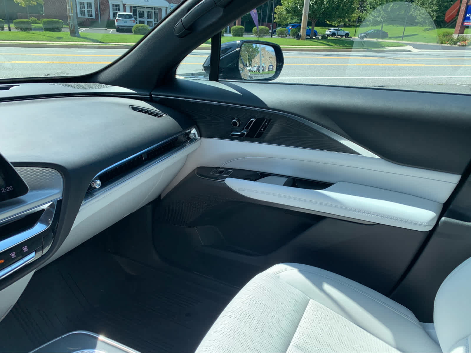 Used 2024 Cadillac Lyriq Luxury w/ LPO, Floor Liner Package AWD/4WD image 19