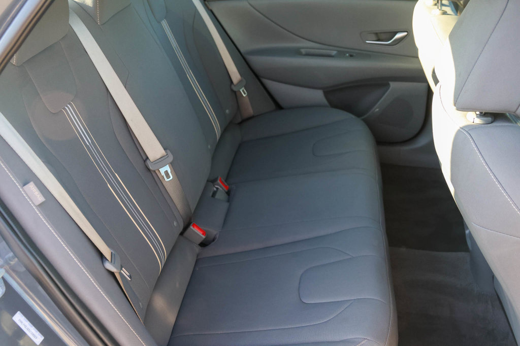 Used 2025 Hyundai Elantra Hybrid FWD image 17