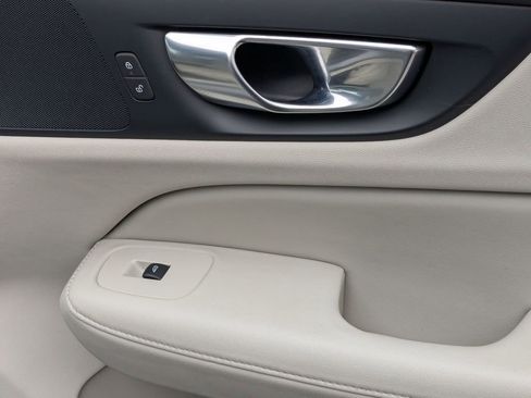 Used 2025 Volvo V60 B5 Cross Country Plus image 32