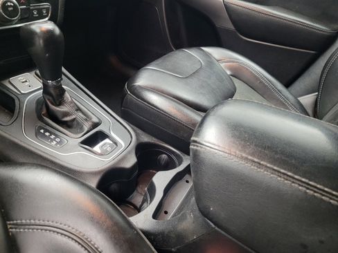 Used 2021 Jeep Cherokee Latitude Plus FWD image 26