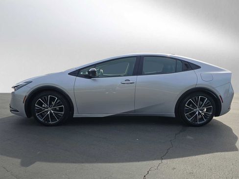 Used 2025 Toyota Prius XLE image 6