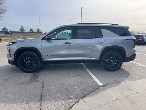 Used 2025 Chevrolet Traverse LT w/ Midnight/Sport Edition image 6