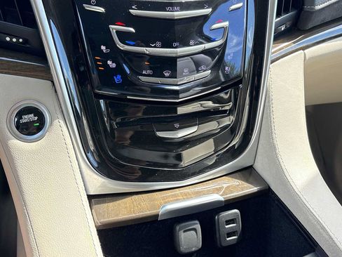 Used 2019 Cadillac Escalade ESV Luxury AWD/4WD image 18