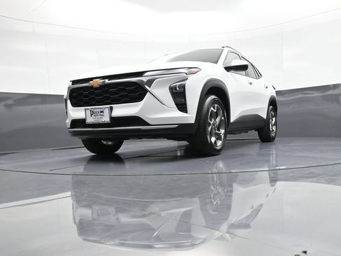 Used 2025 Chevrolet Trax LT w/ LT Convenience Package FWD image 25