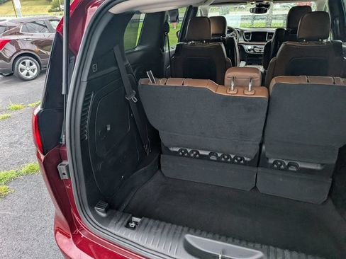 Used 2017 Chrysler Pacifica Limited w/ UConnect Theater Package FWD image 12