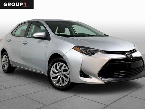 Used 2018 Toyota Corolla LE image 2