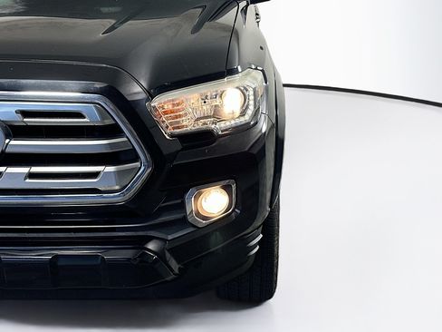 Used 2019 Toyota Tacoma Limited RWD image 9