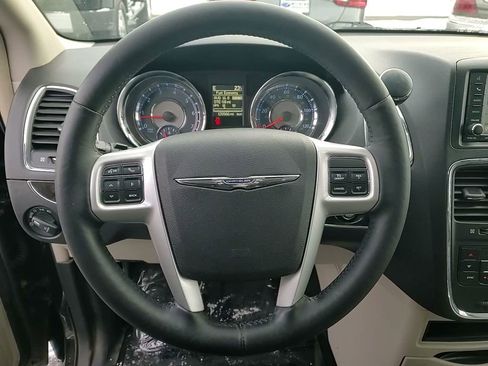Used 2016 Chrysler Town & Country Touring w/ Driver Convenience Group image 15