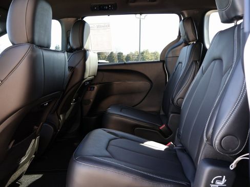 Used 2026 Chrysler Pacifica Select image 18