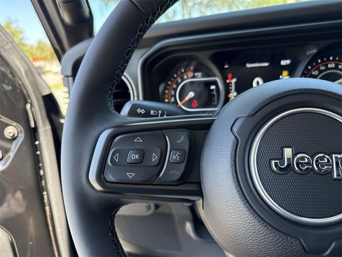 New 2025 Jeep Gladiator Mojave image 15