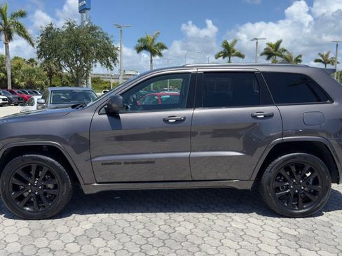 Used 2021 Jeep Grand Cherokee Laredo X AWD/4WD image 3