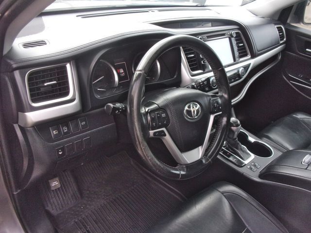 Used 2019 Toyota Highlander XLE AWD/4WD image 25