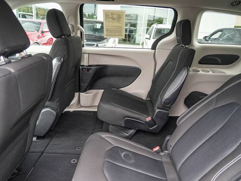 Used 2022 Chrysler Voyager LX FWD image 18