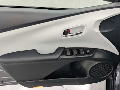 Used 2020 Toyota Prius XLE image 14