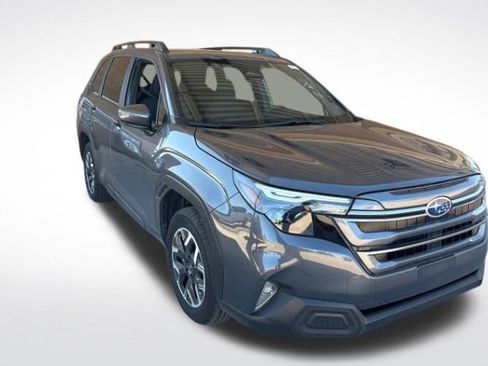 Used 2025 Subaru Forester Premium AWD/4WD image 3