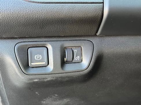 Used 2023 GMC Acadia SLT image 29