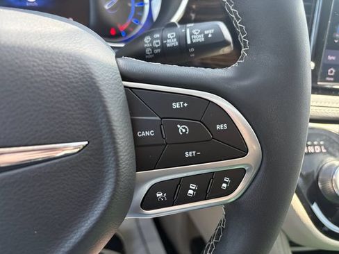Used 2023 Chrysler Pacifica Limited FWD image 26