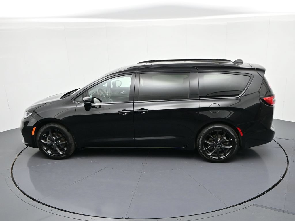 Used 2025 Chrysler Pacifica Limited FWD image 19