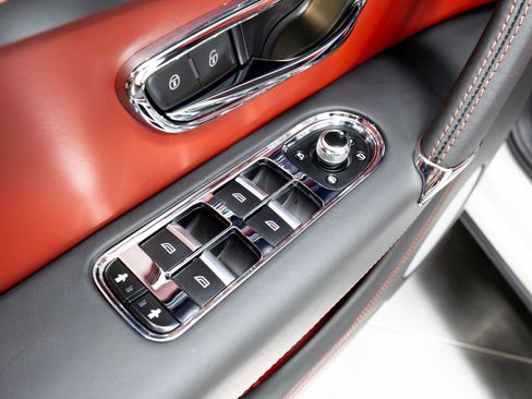 Used 2020 Bentley Bentayga V8 image 59