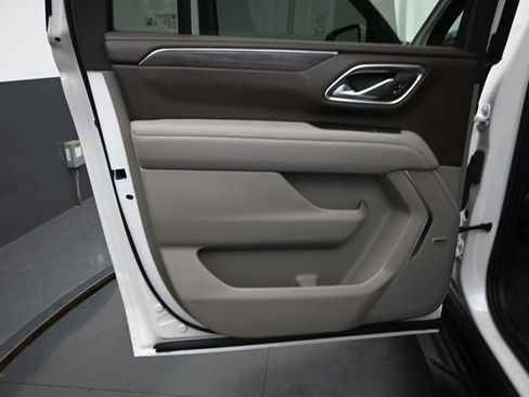 Used 2024 GMC Yukon XL SLT w/ SLT Luxury Package AWD/4WD image 13
