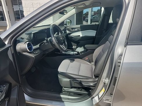 Used 2025 Chevrolet Trax LT w/ LT Convenience Package FWD image 11