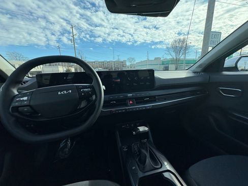 Used 2025 Kia K4 LXS image 32