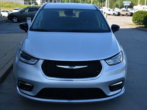 Used 2024 Chrysler Pacifica Touring-L FWD image 8