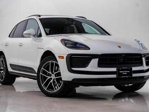 Certified 2025 Porsche Macan image 8