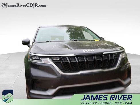 Used 2023 Kia Carnival LX image 7