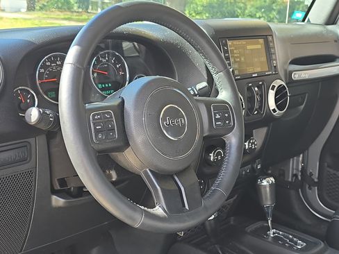 Used 2016 Jeep Wrangler Unlimited Rubicon w/ Connectivity Group image 12