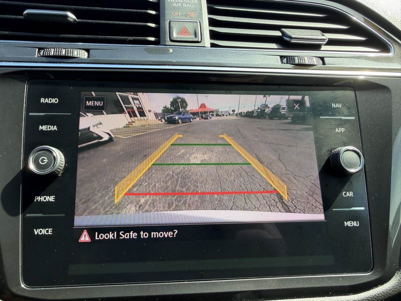 Used 2018 Volkswagen Tiguan SEL AWD/4WD image 26